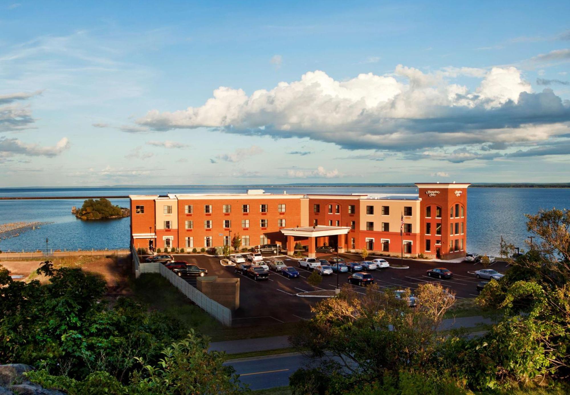 Hampton Inn Marquette-Waterfront Экстерьер фото
