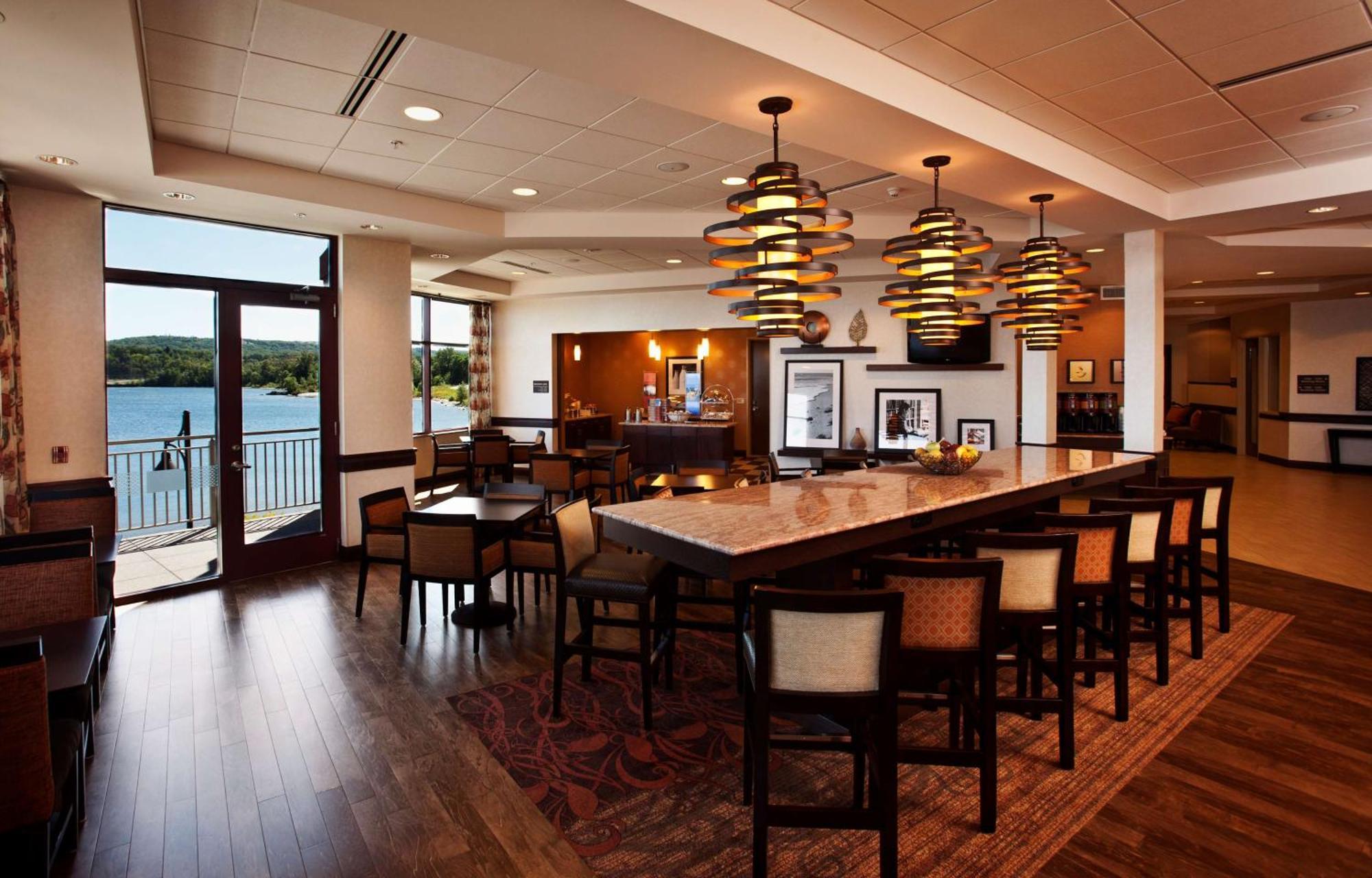 Hampton Inn Marquette-Waterfront Экстерьер фото